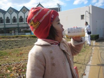ジュースを一気飲みする娘