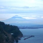 机にはいつも資料の山、これが無くならないのよ