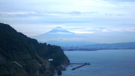 机にはいつも資料の山、これが無くならないのよ