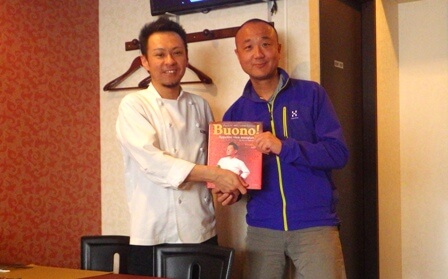 白島のイタリア料理店「ALVERO」店主、本を出す