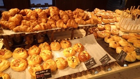 土曜日は朝から混んでるぞ矢野町のパン屋「クロリエ」