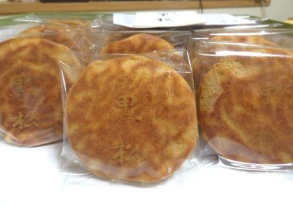 草月さんの黒松（どら焼き？）を大量購入、一気に配るぜ！