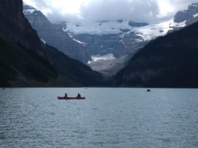 【カナダ旅行】レイクルイーズ湖畔からトレッキング開始！山があったら登らねば