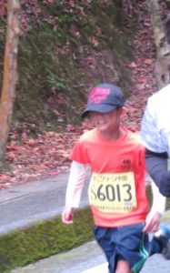 宮島クロスカントリーを走る息子