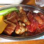 昼食はがっつり船越町の「赤れんが」で三品定食