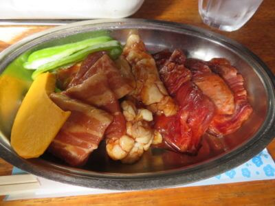 昼食はがっつり船越町の「赤れんが」で三品定食