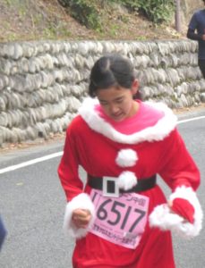 サンタの衣装で走る娘