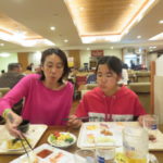 仕事の合間に子供たちの宿題・食事・遊びと忙しくしています
