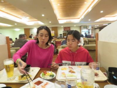 仕事の合間に子供たちの宿題・食事・遊びと忙しくしています