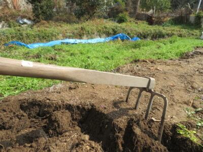 休耕地を耕起してじゃがいも畑にする為、ひたすら鍬で開墾す