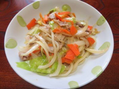 黄砂の掃除で朝からマンションの廊下を掃いてました