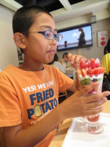 早朝お散歩が出来るのも７時まで。陽が昇ると歩いてられないわ