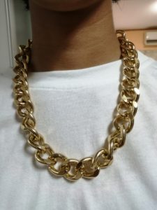 こんなデカいネックレスを何故選択したのか、娘の気持ちが分からない