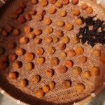 梅干しを天日干し、ひっくり返すのが楽しくて愛おしい