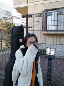 自慢のエレアコを担ぐ娘