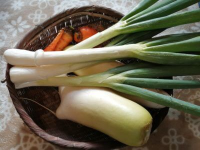 野菜をザルに盛って、要る野菜をお客さんに持ち帰ってもらう企画