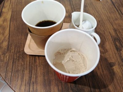 久々に嫁さんと外食のはずが、100円たこ焼きになってしまった