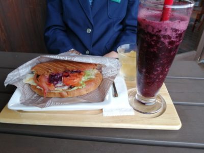 娘と一緒に「Ｃａｆｅさくら」へ、ここは安くて美味しいわ