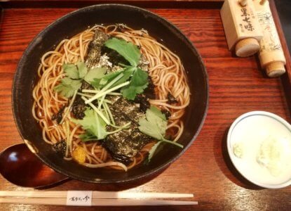 蕎麦切り吟にて「花巻蕎麦」｜海苔がええ仕事をしてくれてるのよ