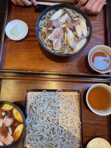 鴨南蛮蕎麦(奥)・つけ鴨(手前)