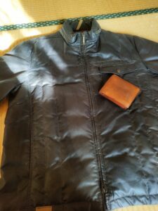 革製品にクリームを塗る