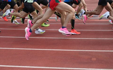 高いランニングシューズ