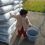 朝から田起こし、農作業従事者