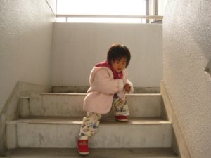 パーテーションの取り付け完成、漸く治療院らしくなってきた