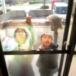 鍼灸院内子供も手伝っての大掃除中