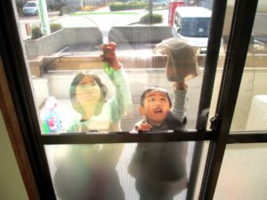 鍼灸院内子供も手伝っての大掃除中